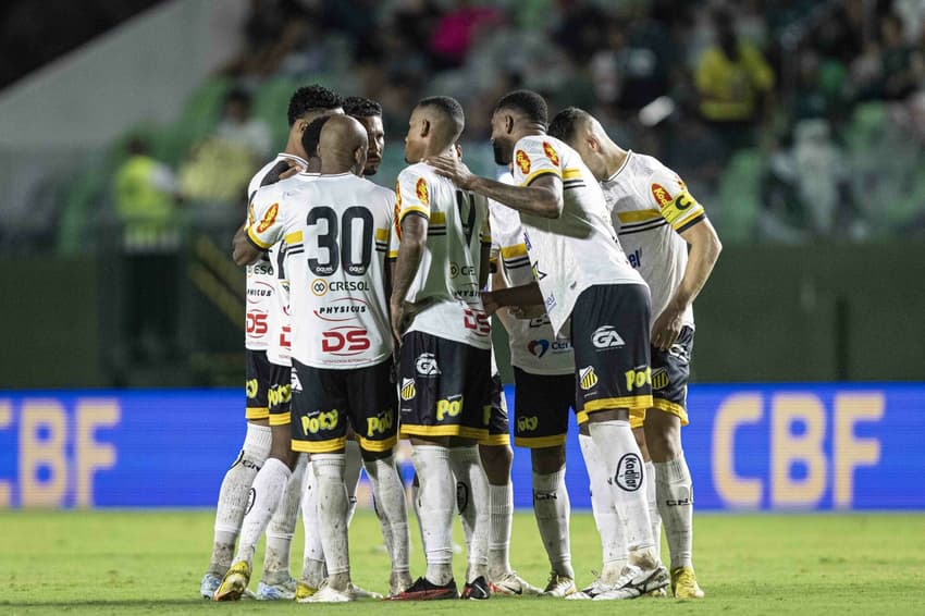 Jogadores do Novorizontino durante partida contra o Goiás (Foto: Heber Gomes/AGIF)