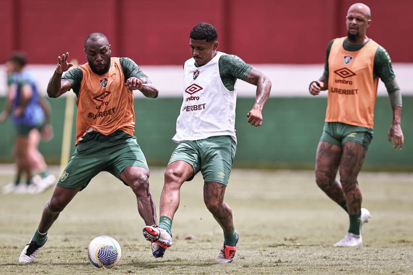 John Kennedy em ação com Manoel durante treino do Fluminense