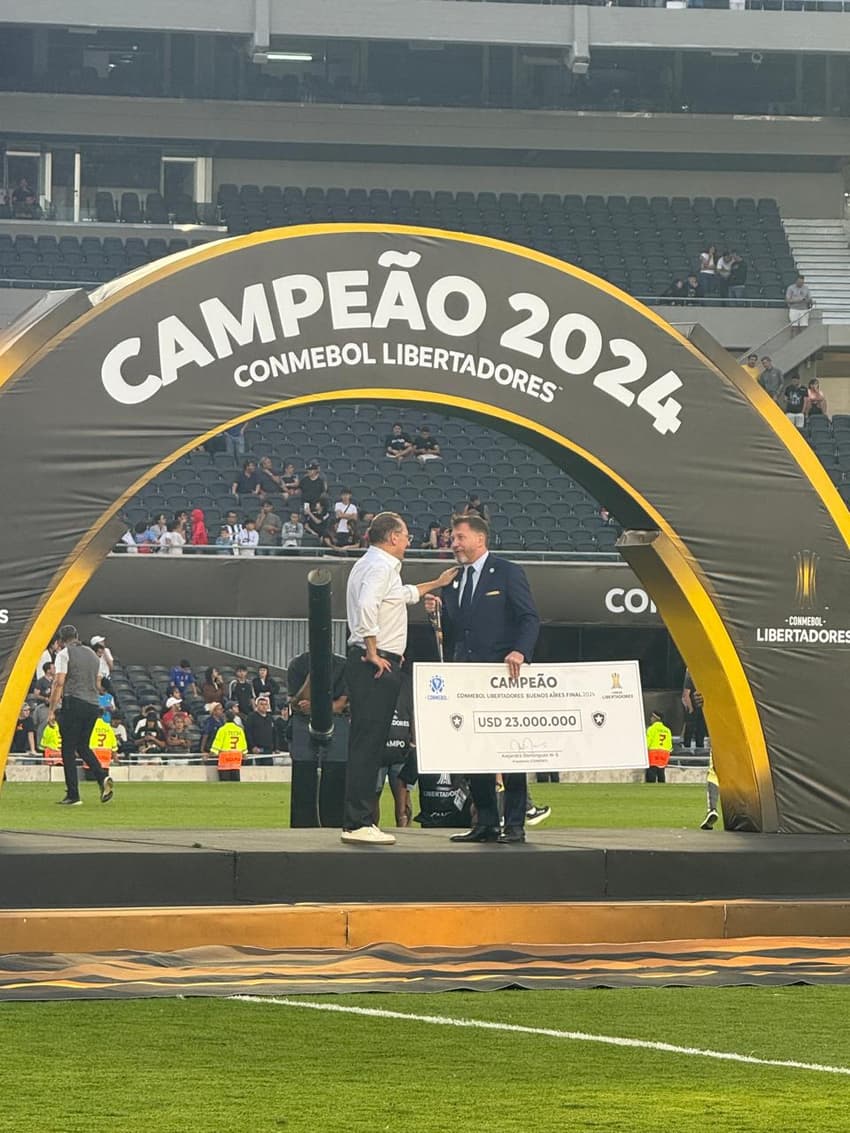 John Textor, dono do Botafogo, com o presidente da Conmebol (Foto Divulgação Conmebol)