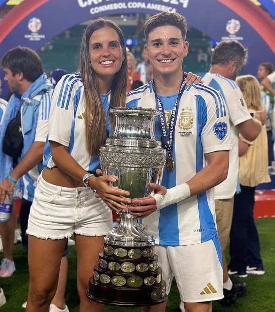 Julián Alvarez e sua namorada com a taça da Copa América