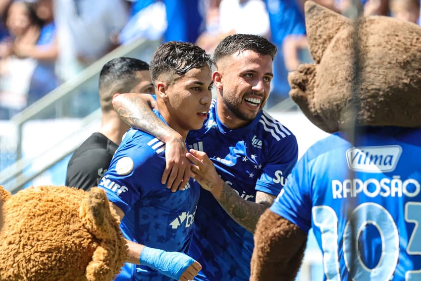 Kaio Jorge e Matheus Henrique comemoram gol do Cruzeiro contra o Atlético-GO