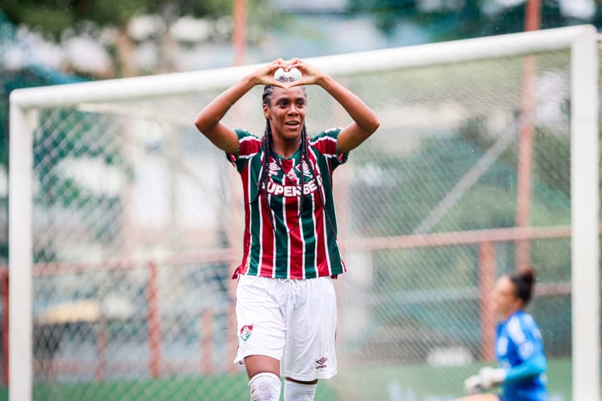 Keké comemora gol marcado pelo Fluminense contra o Flamengo na decisão do Carioca Feminino