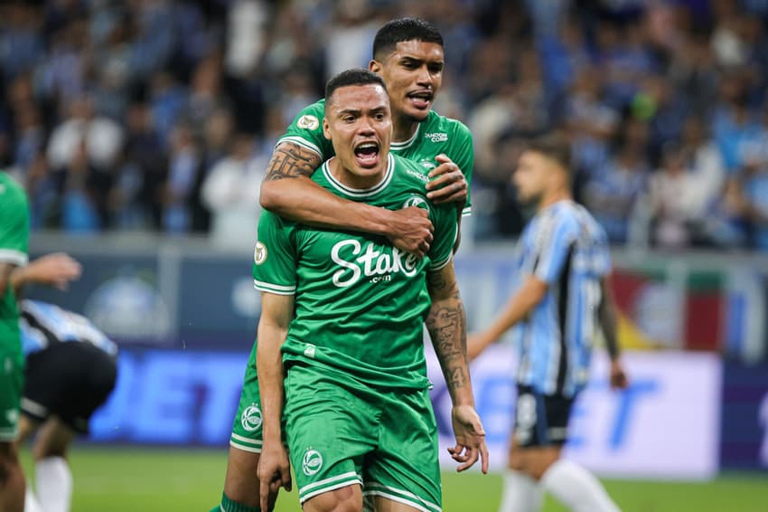 Luis Mandaca, do Juventude, comemora seu gol com Lucas Barbosa na partida contra o Grêmio