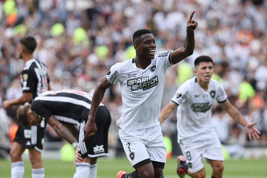 Luiz Henrique comemora gol pelo Botafogo na final da Libertadores contra o Atlético-MG