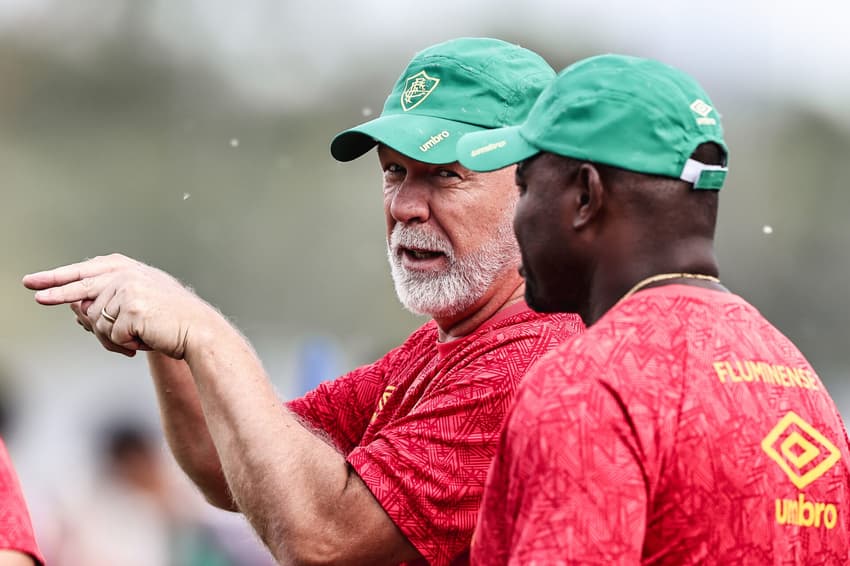 Mano Menezes conversa com Marcão durante treino do Fluminense na Data Fifa