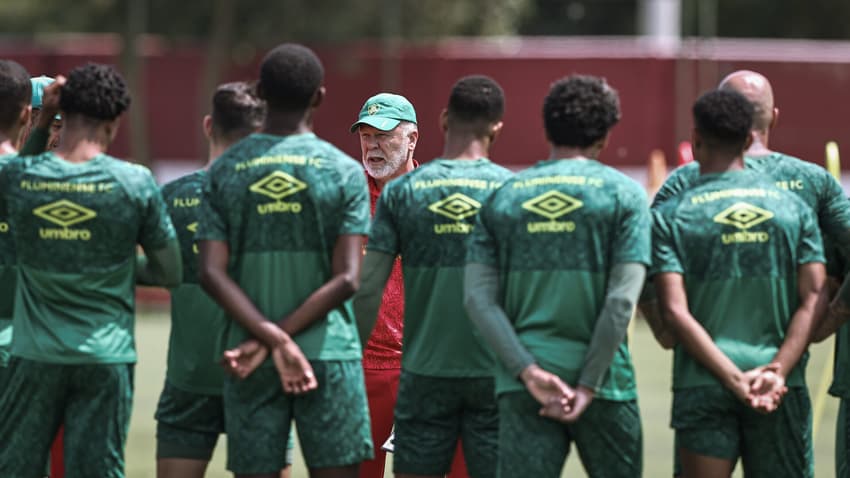 Mano Menezes conversa com elenco do Fluminense na semana do jogo contra o Fortaleza