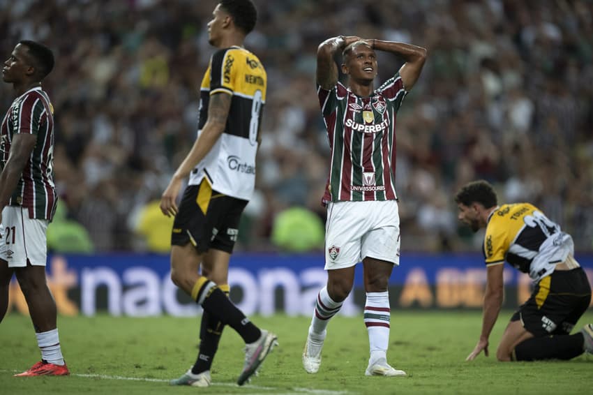 Marquinhos coloca as mãos na cabeça no confronto entre Fluminense e Criciúma