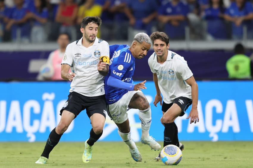 Matheus Pereira disputa bola com Villasanti em Cruzeiro x Grêmio