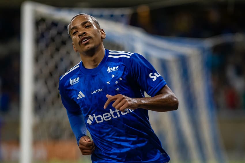 Matheus Pereira comemora seu gol na partida do Cruzeiro contra o Grêmio no Mineirão