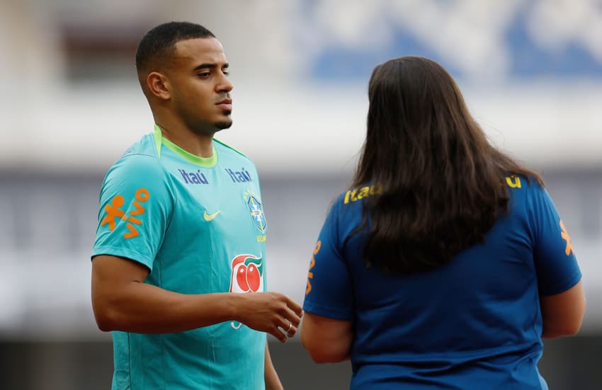 Murillo conversa com a psicóloga Marisa Santiago em seu primeiro treino pela Seleção Brasileira Foto: Rafael Ribeiro/CBF