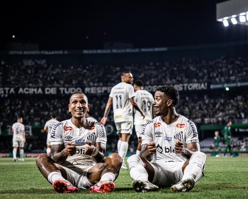 Otero comemora gol marcado no Couto Pereira.