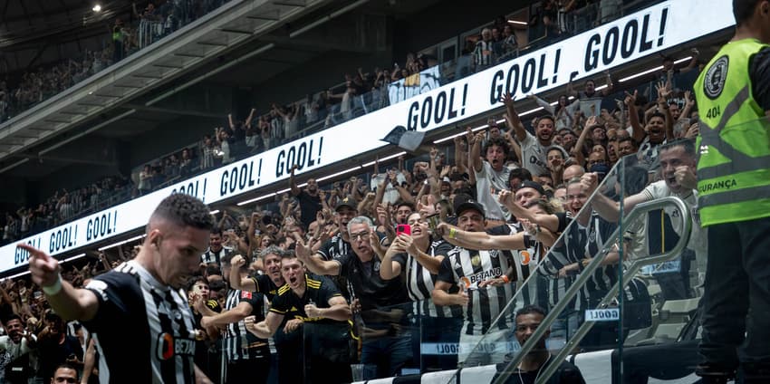 Paulinho comemora gol com a torcida na MRV Arena