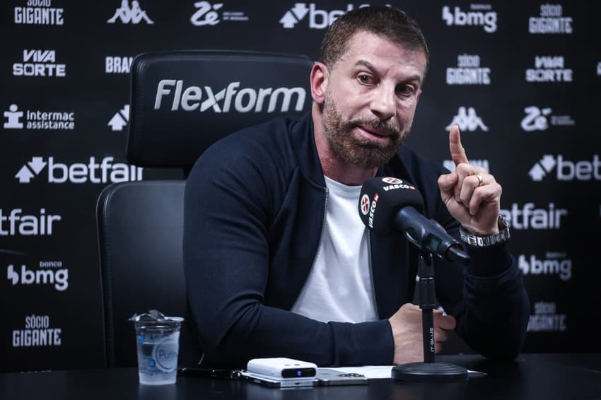 Pedrinho durante coletiva realizada na sede do Vasco, em São Januário