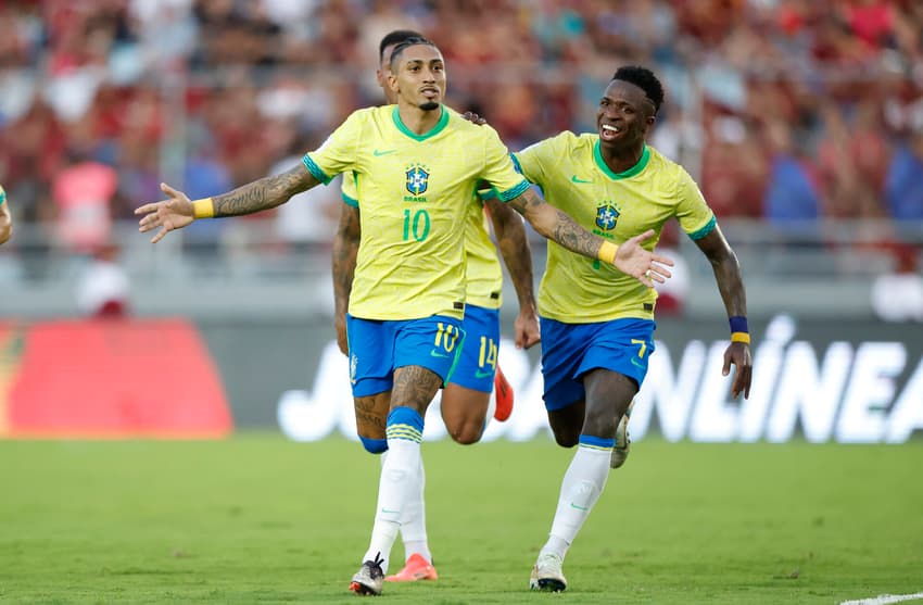 Raphinha celebra gol de falta marcado pelo Brasil contra a Venezuela