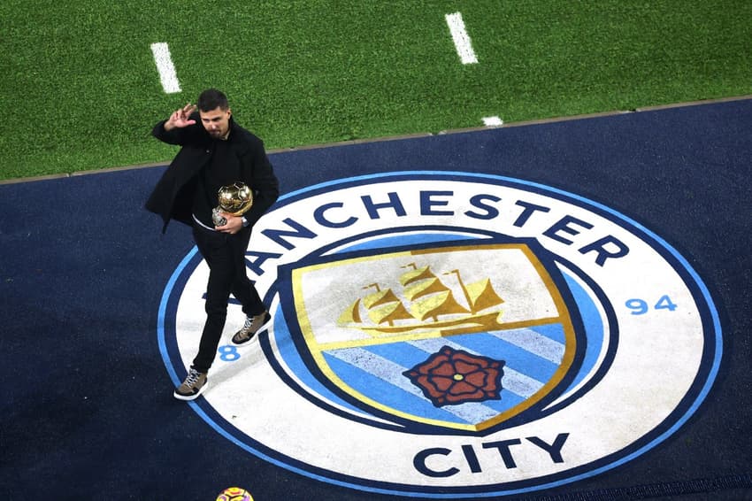 Rodri recebeu a bola de ouro no estádio do Manchester City