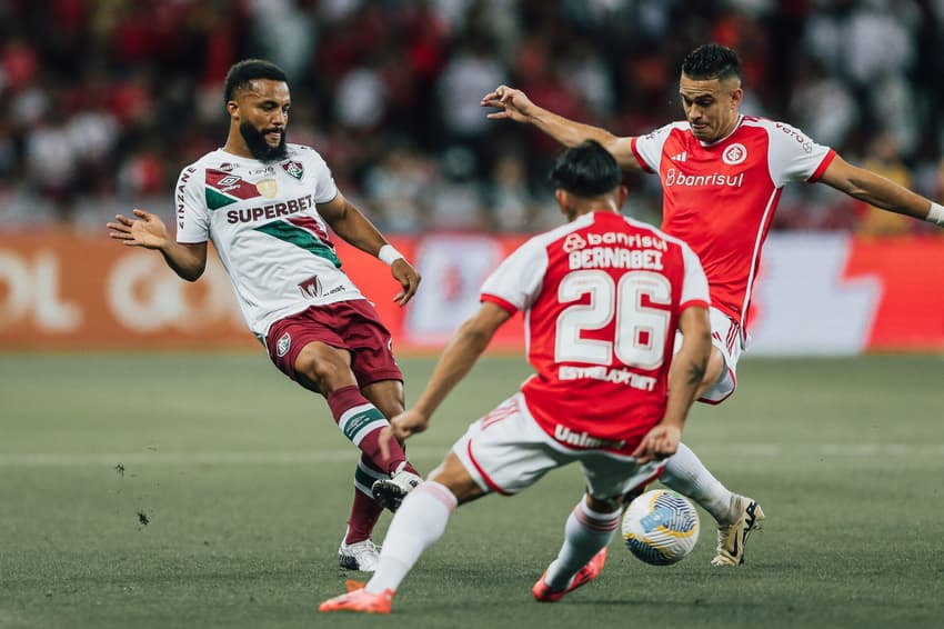 Samuel Xavier em ação pelo Fluminense contra o Internacional, no Beira-Rio