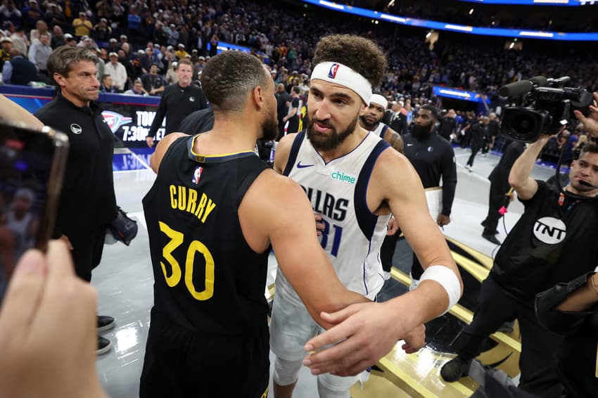 Stephen Curry e Klay Thompson se abraçam durante jogo entre Warriors e Mavs na NBA