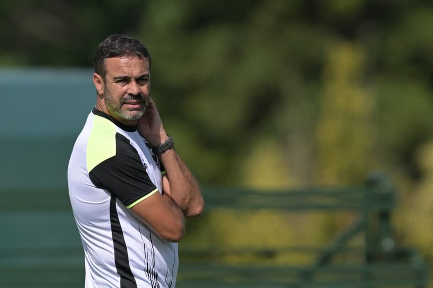 Técnico Artur Jorge em treino do Botafogo em Buenos Aires. (foto: Juan MABROMATA / AFP)