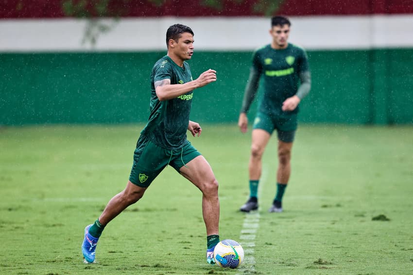 Thiago Silva corre com a bola em treino do Fluminense