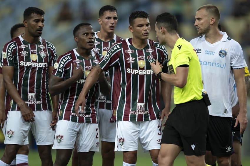 Thiago Silva reclama com a arbitragem no jogo entre Fluminense e Grêmio