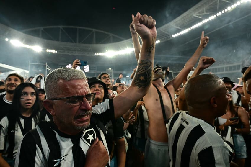 Torcedor do Botafogo com tatuagem do clube se emociona durante comemoração do título da Libertadores no Nilton Santos