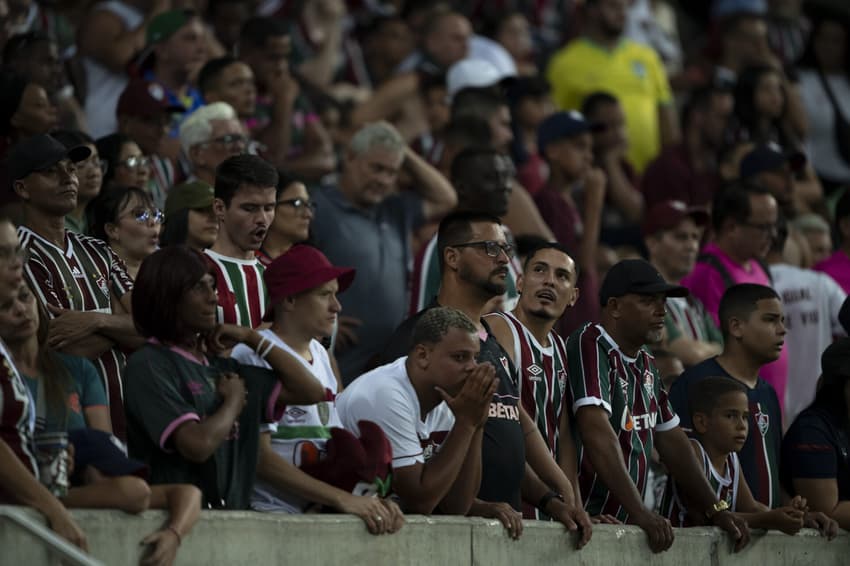 Torcedores do Fluminense tensos durante empate contra o Criciúma, no Maracanã