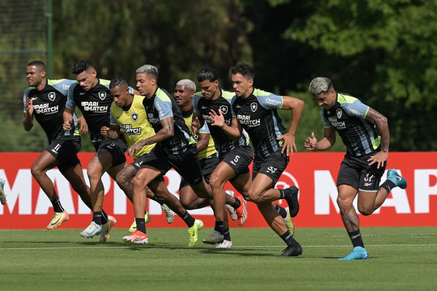 Jogadores do Botafogo treinam em Buenos Aires. (foto: Juan MABROMATA / AFP)