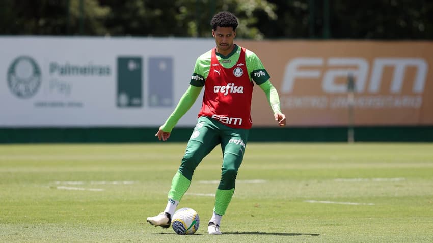 Murilo, zagueiro do Palmeiras, durante treinamento na Academia de Futebol