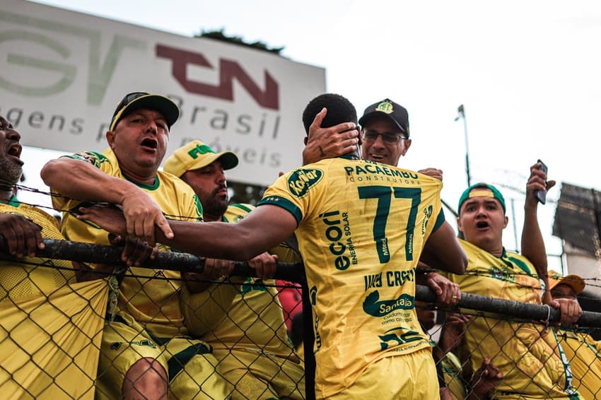 Mirassol comemora acesso Série A com sua torcida.