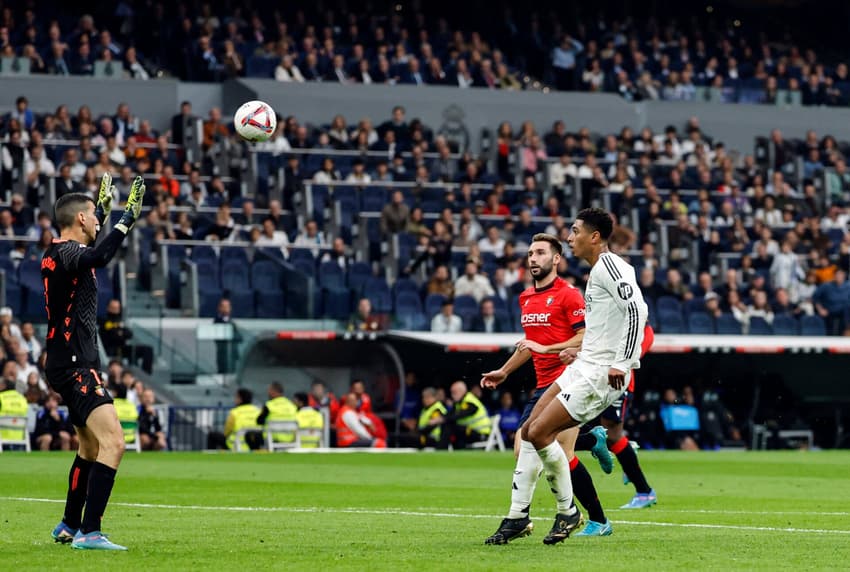 Jude Bellingham marca golaço de cobertura contra o Osasuna, por LA LIGA (Foto: Oscar del Pozo/AFP)