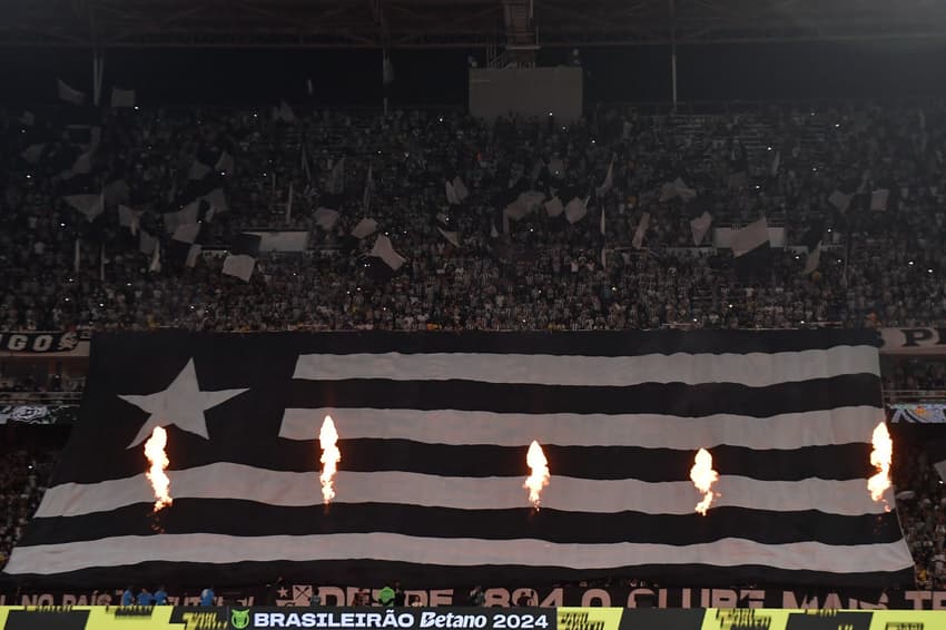 Torcida do Botafogo durante partida contra Fortaleza, no Estádio Nilton Santos, pelo Brasileirão (Foto: Thiago Ribeiro/AGIF)