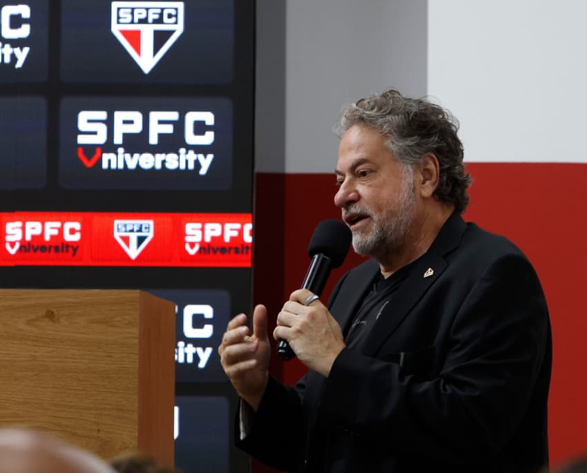 Presidente do São Paulo Julio Casares em coletiva no MorumBis