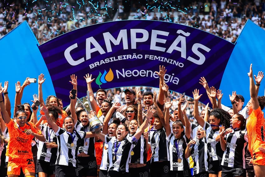 Jogadoras do Corinthians comemoram título do Brasileirão Feminino na Neo Química Arena (Foto: Alan Morici/AGIF)