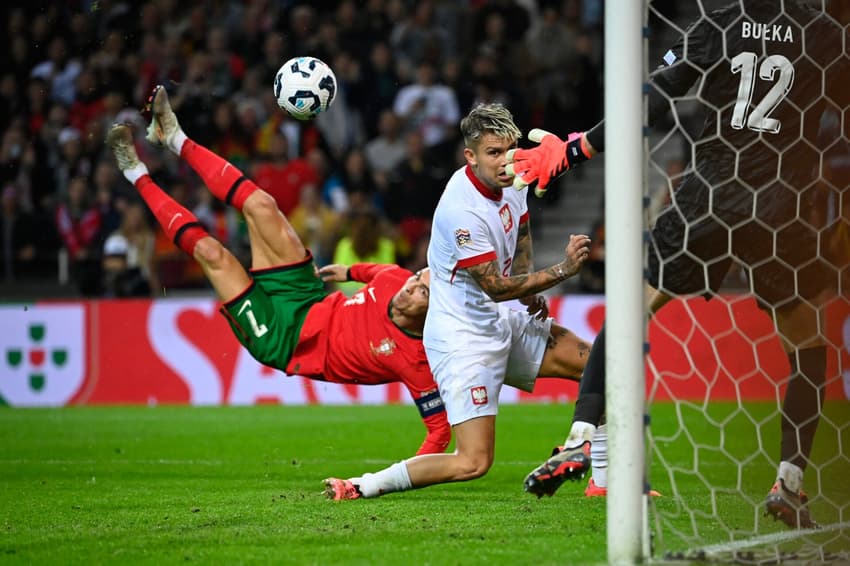 Cristiano Ronaldo faz golaço por Portugal na Nations League (Foto: Miguel Riopa/AFP)