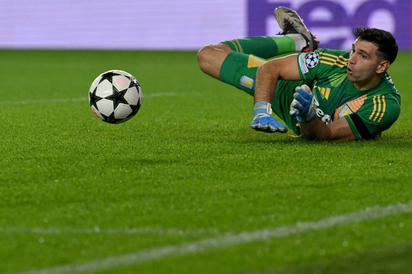 Dibu Martínez, goleiro do Aston Villa, em ação contra o Brugge, pela Champions League (Foto: Nicolas Tucat/AFP)