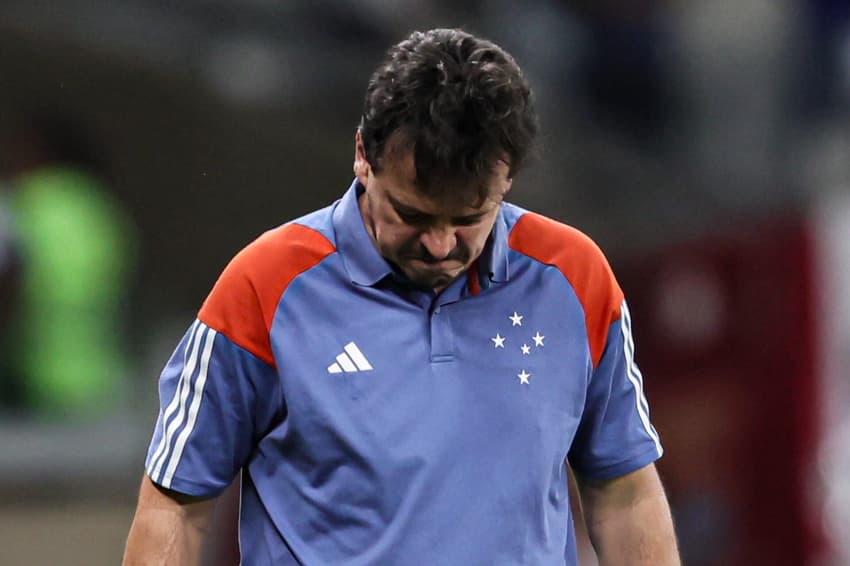 Fernando Diniz, técnico do Cruzeiro, à beira do campo em partida contra o Grêmio, no Mineirão, pelo Brasileirão (Foto: Foto: Gilson Lobo/AGIF)