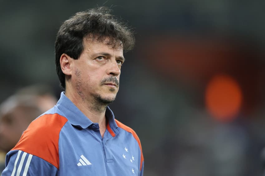 Fernando Diniz, técnico do Cruzeiro, à beira do campo em partida contra o Grêmio, no Mineirão, pelo Brasileirão (Foto: Foto: Gilson Lobo/AGIF)