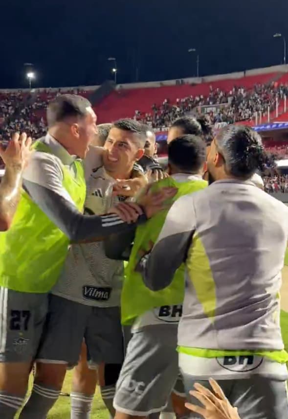 Elenco do Atlético-MG comemora gol no MorumBis.