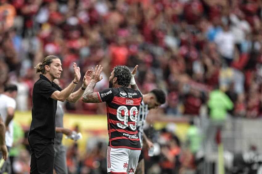 Filipe Luís e Gabigol comemoram gol do atacante, minutos após discussão. Foto: Thiago Ribeiro/AGIF