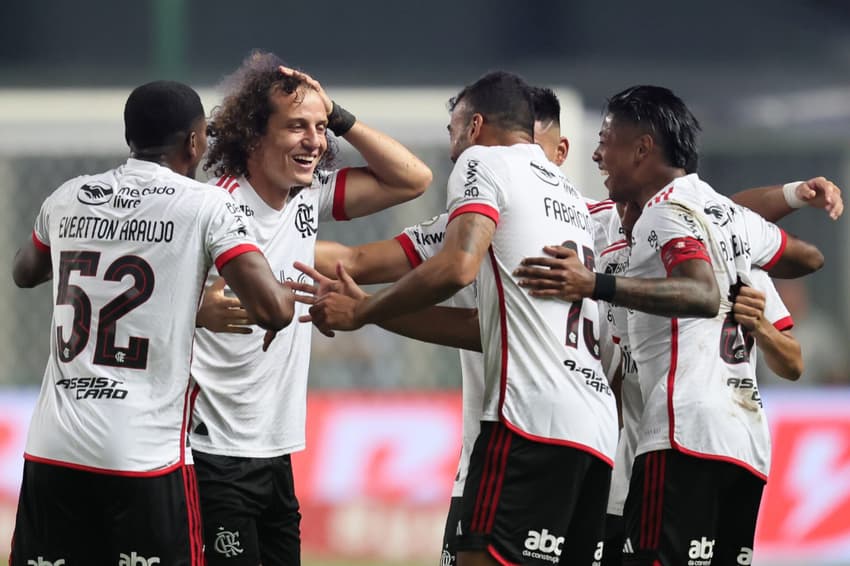 David Luiz marca de falta pelo Flamengo contra o Cruzeiro fora de casa (Foto: Gilson Lobo/AGIF)