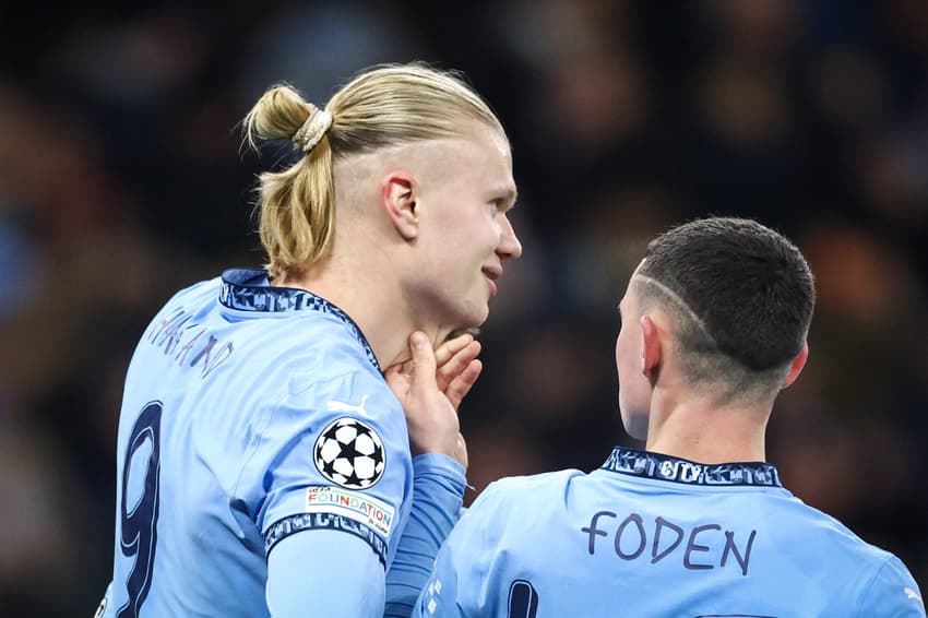 Haaland e Foden, do Manchester City, comemoram vitória contra o Feyenoord na Champions League (Foto: Darren Staples/AFP)