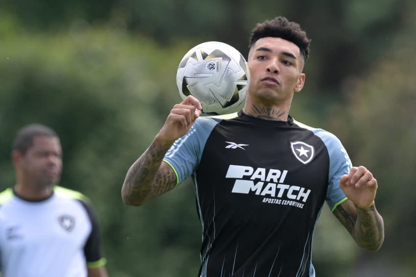 Igor Jesus treina com o Botafogo na véspera da final da Libertadores