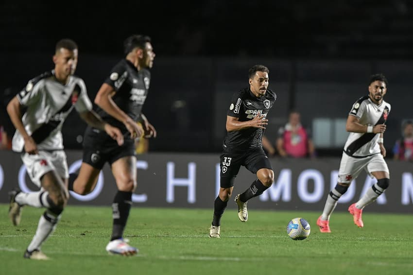 Botafogo e Vasco se enfrentam em clássico pelo Brasileirão; confira os destaques dos jogos de hoje (Foto: Thiago Ribeiro/AGIF)