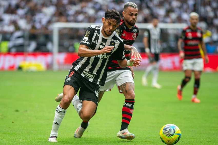 Flamengo e Atlético-MG duelam pelo Brasileirão (Foto: Fernando Moreno/AGIF)