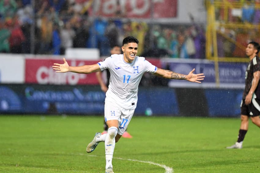 Luis Palma foi o grande destaque do primeiro jogo do confronto, marcando os dois gols da partida; confira as estatísticas de México e Honduras (Foto: Orlando SIERRA / AFP)