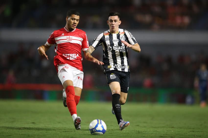 Santos e CRB duelam pela Série B do Brasileirão (Foto: Marlon Costa/AGIF)