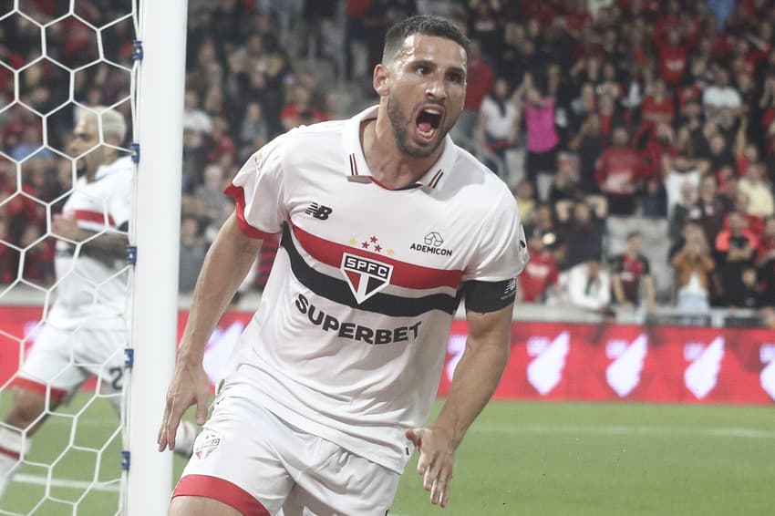 O São Paulo conquistou os três pontos no jogo do primeiro turno; confira as informações do confronto de hoje conta o Furacão (Foto: Gabriel Machado/AGIF)