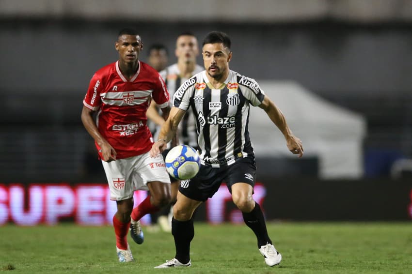 Santos e CRB se enfrentam pela Série B do Brasileirão (Foto: Marlon Costa/AGIF)