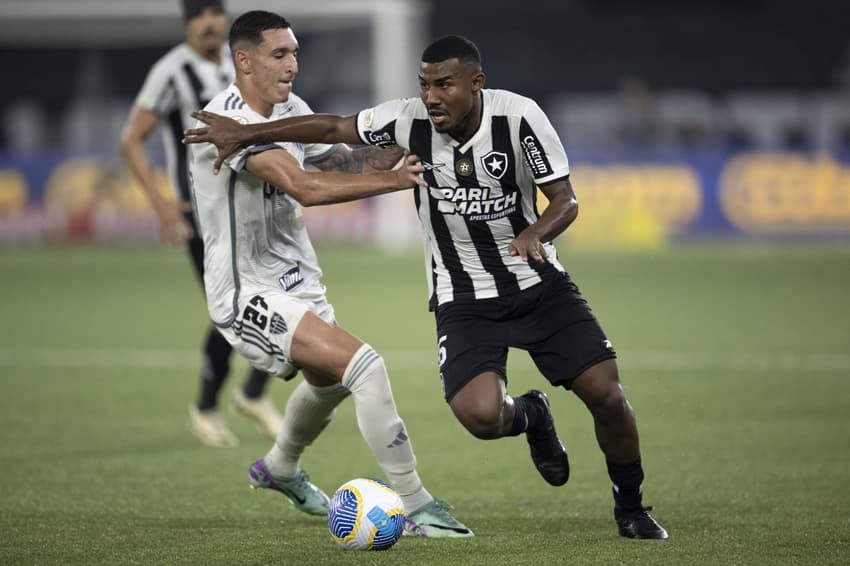 Botafogo e Atlético-MG se enfrentam pelo Brasileirão (Foto: Jorge Rodrigues/AGIF)