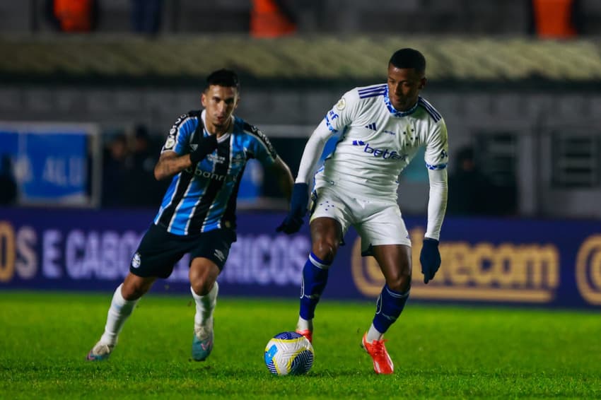 Cruzeiro e Grêmio se enfrentam pelo Brasileirão (Foto: Luiz Erbes/AGIF)